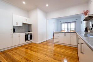 Kylskåp, mikrovågsugn, ugn och spishäll