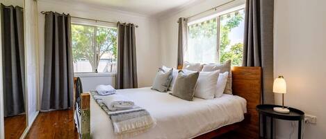 3 chambres, bureau, fer et planche à repasser, lit parapluie