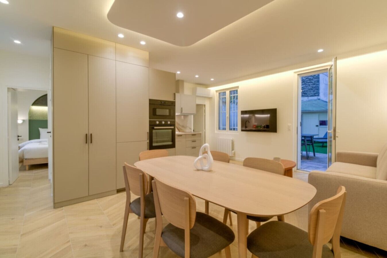 Un interior moderno con comedor, cocina y sala de estar.