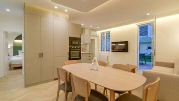 Un interior moderno con comedor, cocina y sala de estar.