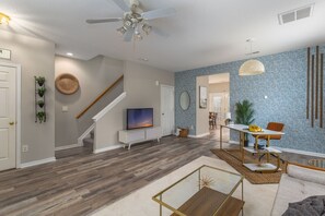 Smart TV, books - Quiet, Pet Friendly Townhome - 2 Kings/1 Queen, Fire Pit, close to downtown (Greensboro)