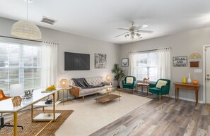Smart TV, books - Quiet, Pet Friendly Townhome - 2 Kings/1 Queen, Fire Pit, close to downtown  (Greensboro)