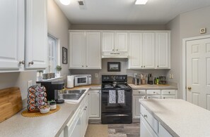 Fridge, microwave, oven, stovetop - Quiet, Pet Friendly Townhome - 2 Kings/1 Queen, Fire Pit, close to downtown (Greensboro)