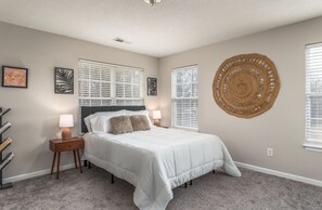 3 chambres, bureau, fer et planche Ă repasser, lit parapluie