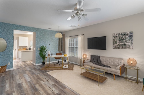 Quiet, Pet Friendly Townhome - 2 Kings/1 Queen, Fire Pit, close to downtown 