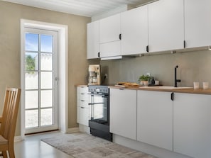 Fridge, oven, dishwasher, cookware/dishes/utensils