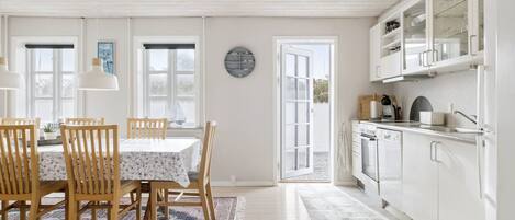 Fridge, oven, dishwasher, cookware/dishes/utensils