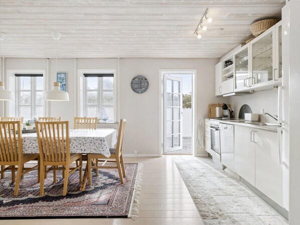 Fridge, oven, dishwasher, cookware/dishes/utensils