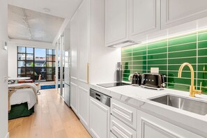 Kühlschrank, Mikrowelle, Ofen, Herdplatte