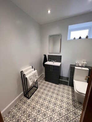 Deluxe Double or Twin Room, Sea View (Top Floor) | Bathroom | Free toiletries, hair dryer, towels, shampoo