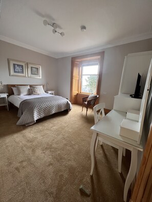 Dobbeltrom – deluxe, sjøutsikt | Lydisolert, strykejern/-brett, wi-fi (inkludert) og sengetøy