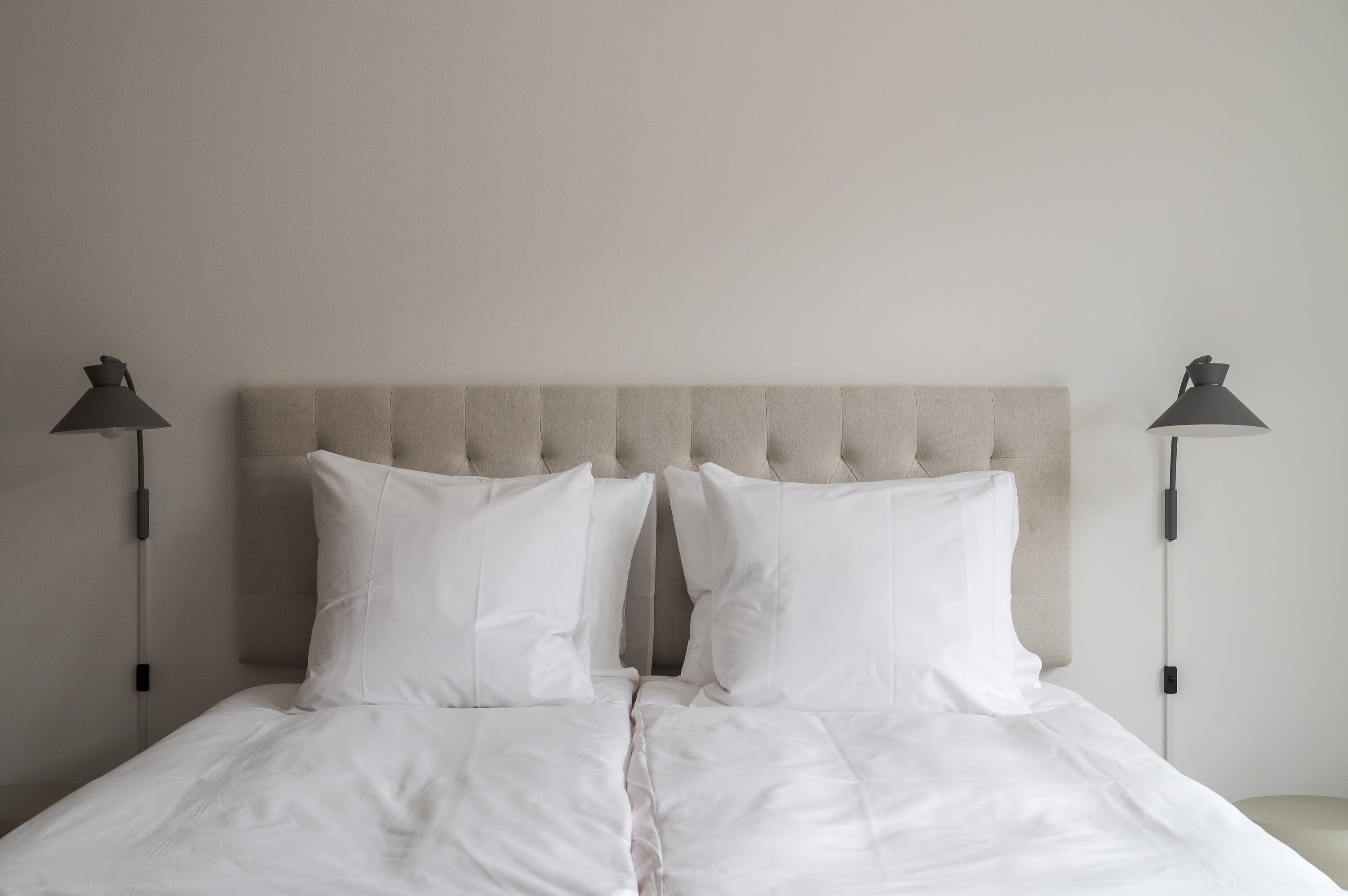 1 dormitorio, escritorio, tabla de planchar con plancha y wifi