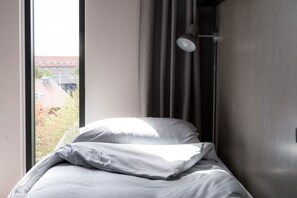 Desk, iron/ironing board, travel crib, WiFi - Århus North Single by Daniel & Jacob's (Aarhus)