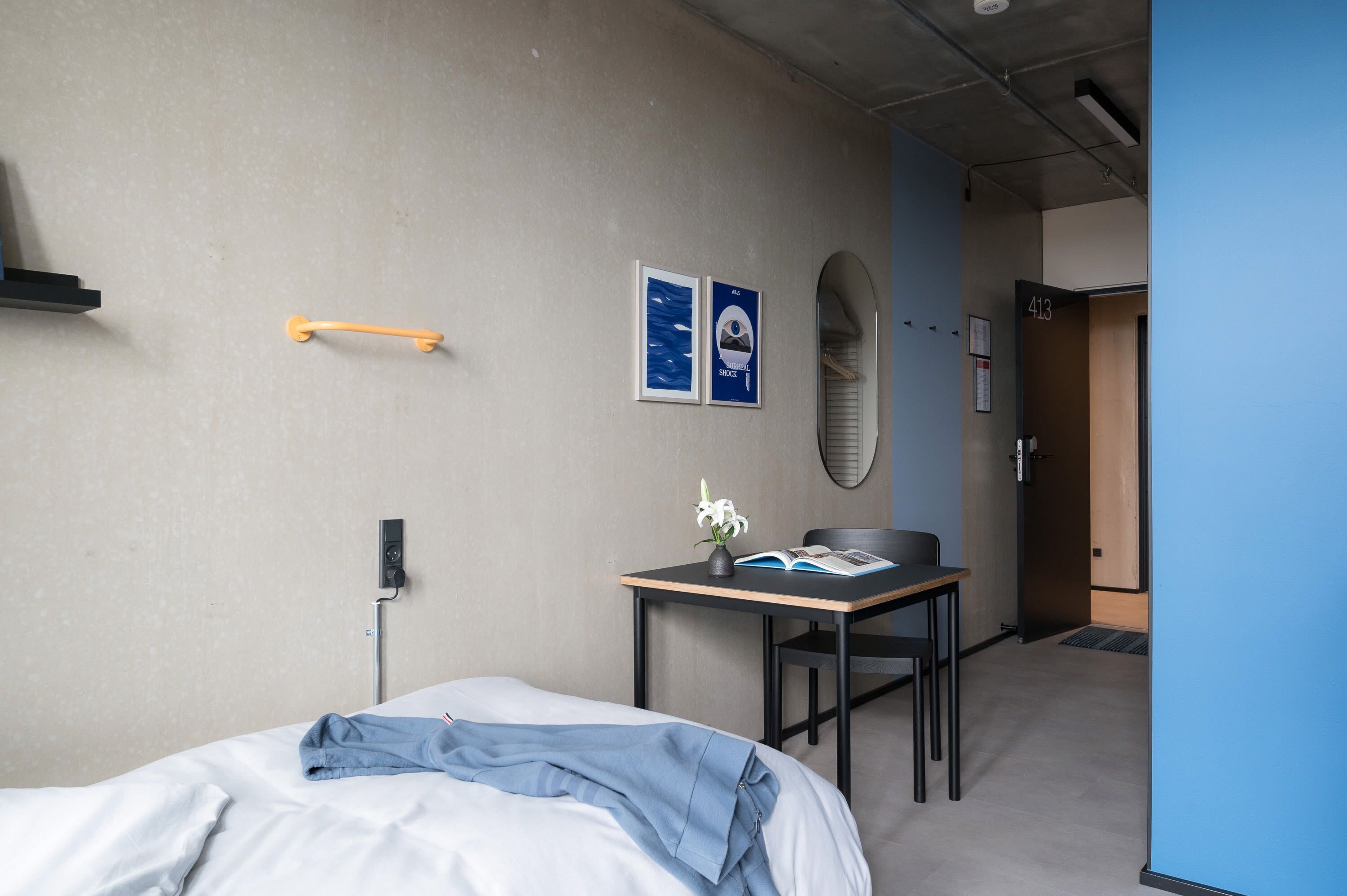 Een bureau, een strijkplank/strijkijzer, reisbedje, wifi