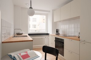 Refrigerador, horno, placa de cocina, cafetera/tetera