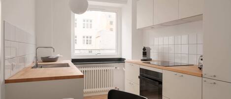 Fridge, oven, stovetop, coffee/tea maker