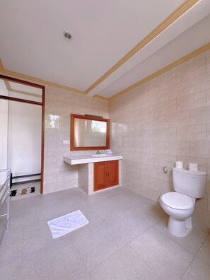 シャワー、タオル、石鹸、シャンプー