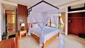 Een ruime slaapkamer met een groot bed, nachtkastje en kledingkast.