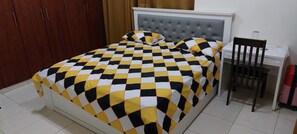 2 habitaciones, tabla de planchar con plancha, wifi y ropa de cama 