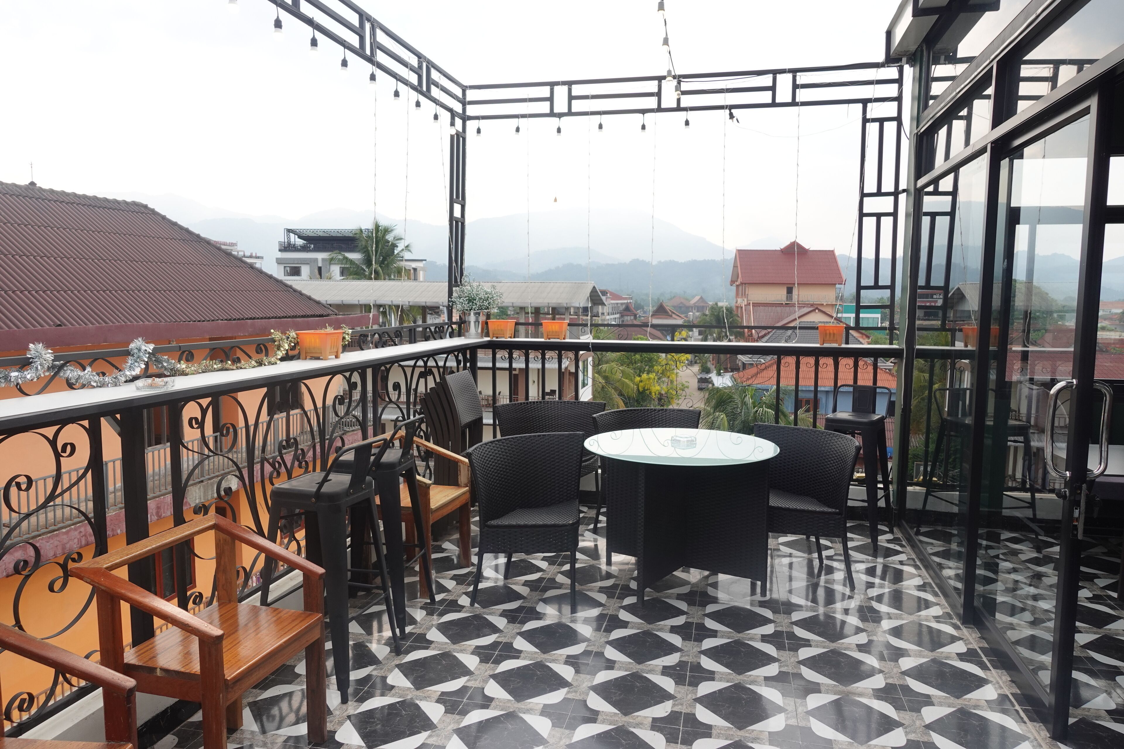 شرفة على السطح