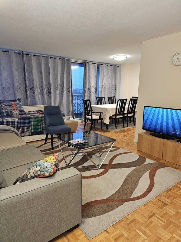 Smart TV - Great View overlooking a beautiful bridge (Toronto)