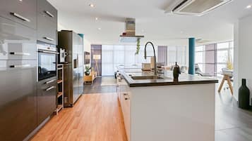 Een koelkast, een magnetron, een oven, een vaatwasser