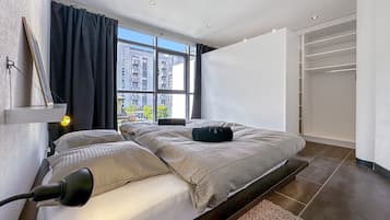 Een strijkplank/strijkijzer, gratis wifi, beddengoed