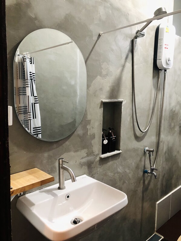 Hiustenkuivaaja, saippua, sampoo, vessapaperi