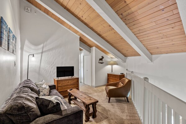 Smart TV, fireplace, DVD player, table tennis