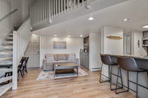 Epic Views-Heated Pool-Hot Tub-Grill -Walk to Mtn/Town Bus Stop-Deck-2 BR + Loft-Ski Locker@Base