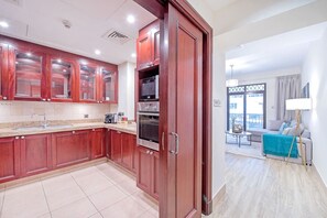 Køleskab, ovn, kogeplade, kaffe-/temaskine