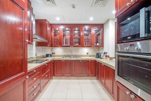 Refrigerador, horno, parrilla de estufa y cafetera y tetera 