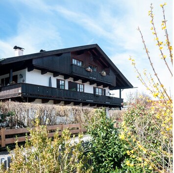 Ferienwohnung Rotkehlchen, Bad Wiessee, Ostansicht, Fewo 1. OG rechts