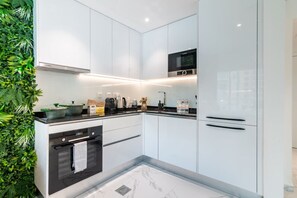 Kühlschrank, Mikrowelle, Ofen, Geschirrspüler