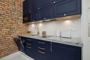 Microwave, dishwasher, coffee/tea maker, electric kettle - Dietla One Bedroom Kraków by Renters (Kraków)