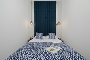 1 bedroom, desk, bed sheets - Air Conditioning & Balcony by Renters (Kraków)