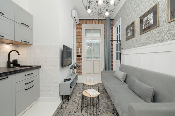 Apartment, 1 Bedroom, Balcony | 1 bedroom, desk, bed sheets - Air Conditioning & Balcony by Renters (Kraków)