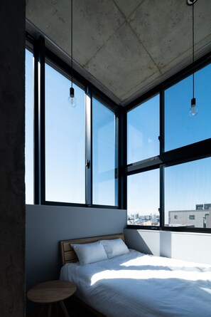 Tabla de planchar con plancha, wifi gratis y ropa de cama 