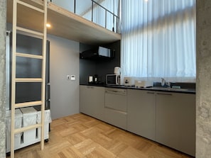 Appartement « Premier », non-fumeurs, vue ville | Cuisine privée | Grand réfrigérateur, micro-ondes, plaque de cuisson
