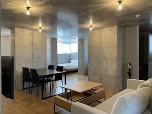 Appartement « Premier », non-fumeurs, balcon | Coin séjour | TV connectée