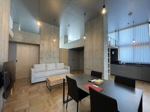 Premier Apartment, Non Smoking, City View | In-room dining