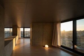 Tabla de planchar con plancha, wifi gratis y ropa de cama