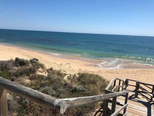 Entire Beach House in Halls Head, sleeps10. Pets welcome. Close to the beach.