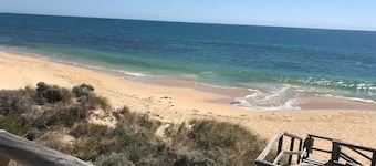 Entire Beach House in Halls Head, sleeps10. Pets welcome. Close to the beach.