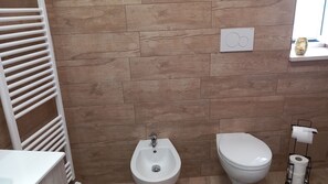 Articoli per l'igiene personale ecosostenibili, asciugacapelli, bidet