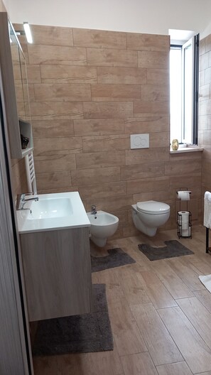 Artículos de tocador ecológicos, secador de pelo, bidet, toallas