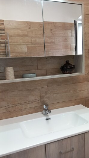 Articoli per l'igiene personale ecosostenibili, asciugacapelli, bidet
