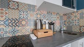 Fridge, microwave, coffee/tea maker, cookware/dishes/utensils