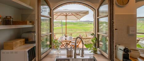 Kühlschrank, Mikrowelle, Herdplatte, Geschirrspüler