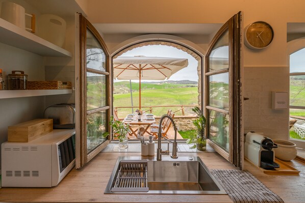 Réfrigérateur, micro-ondes, plaque de cuisson, lave-vaisselle